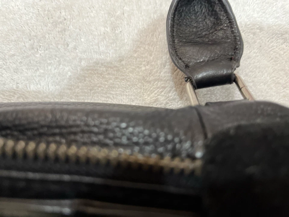 FROSTING por MARY NORTON Bolso de Cuero Guijarro Negro y Plateado Detalle de Flecos Circulares Usado en Excelente Condición Foto 4 de 4