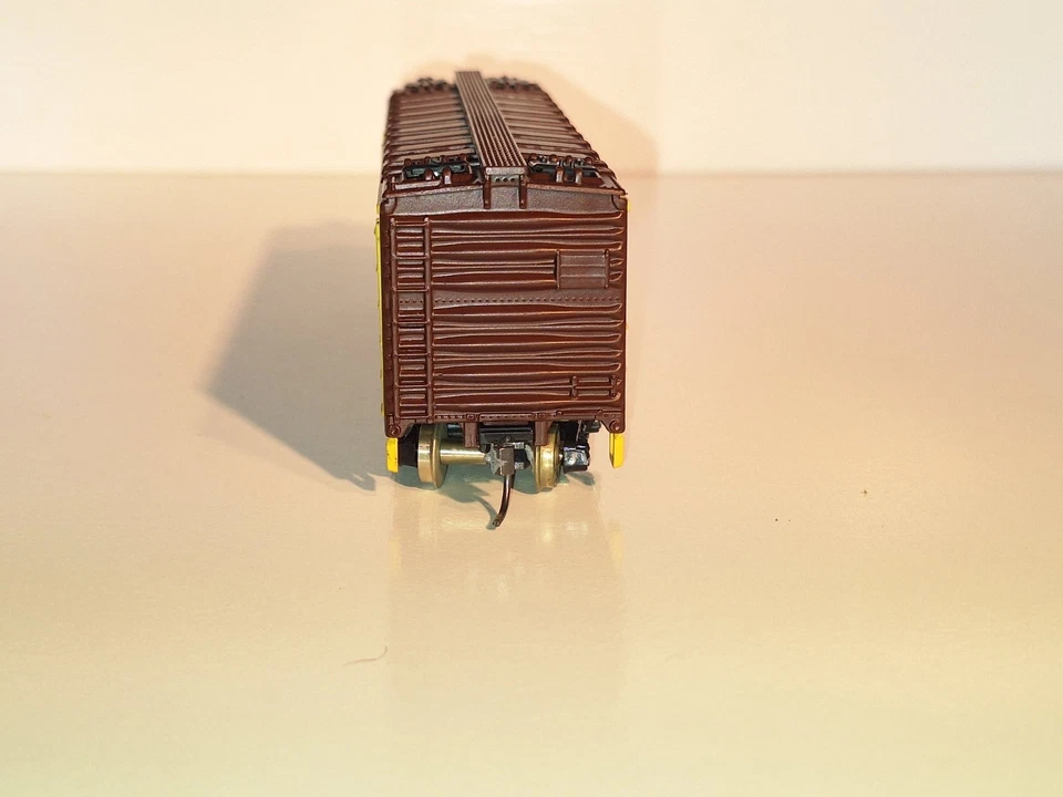 Athearn 40' Reefer, Coors Beer. Excellent cond. HO Scale. Metal Wheels. No Box - Image 4 of 4