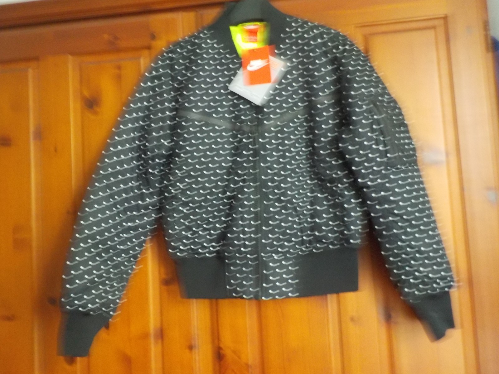 SACAI X NIKE Giacca Nike nera bianca Spot Thermore taglia 6 nuova con etichetta. Nuovo