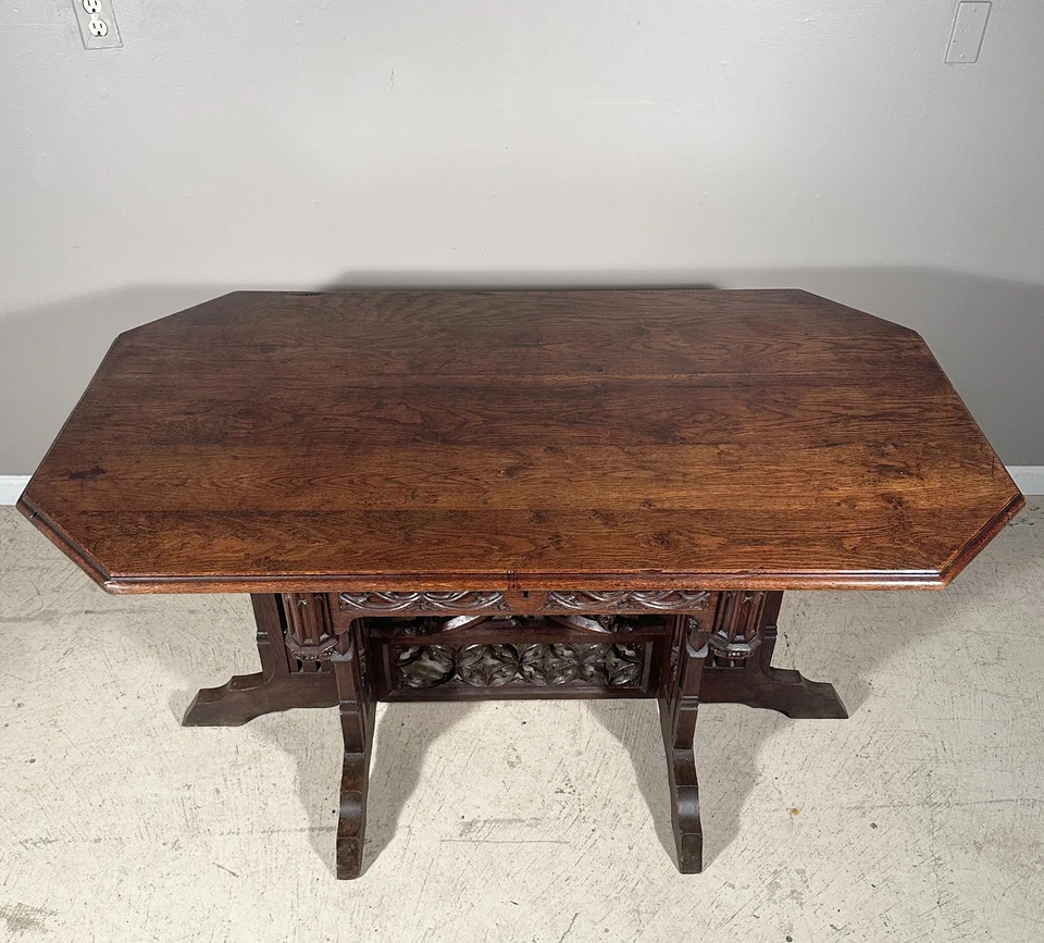 Antigua mesa de biblioteca de escritorio de renacimiento gótico francés en madera de roble Foto 2 de 4