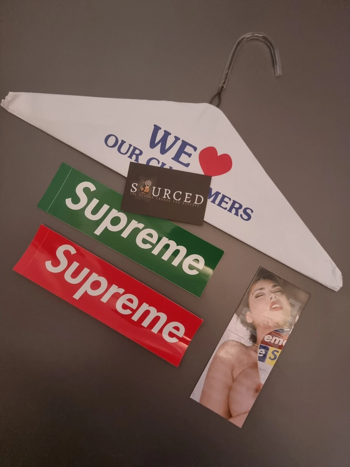 Cintre et autocollants Supreme pour manteau ?
