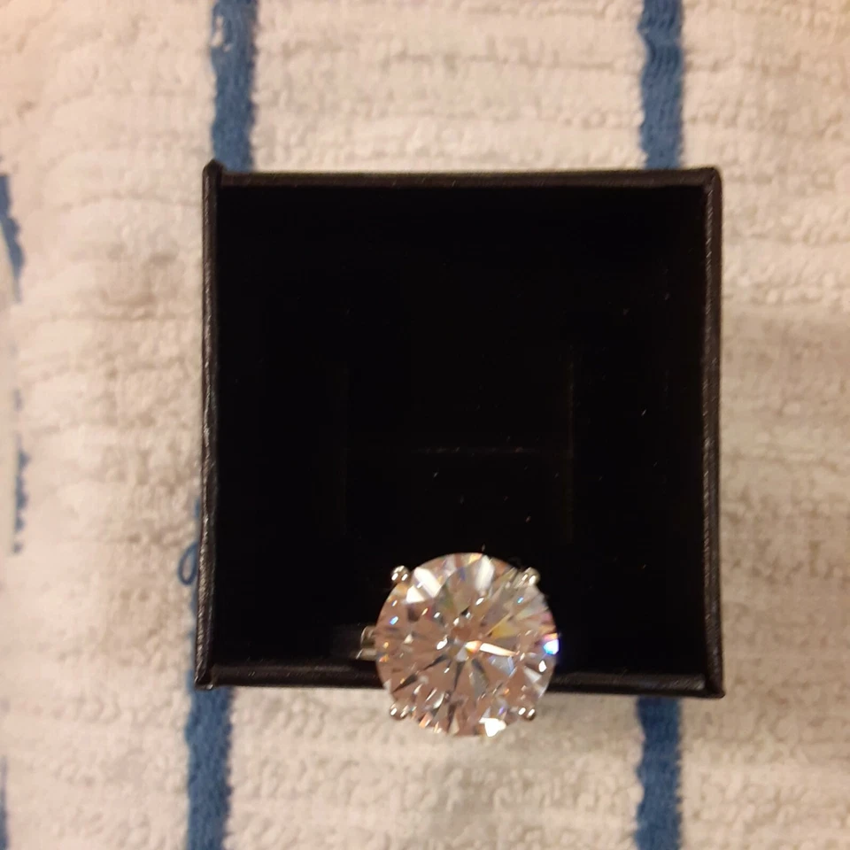 Anillo de ley tamaño 8 hecho con circonitas blancas redondas de 12 mm de Swarovski (227) Foto 3 de 4