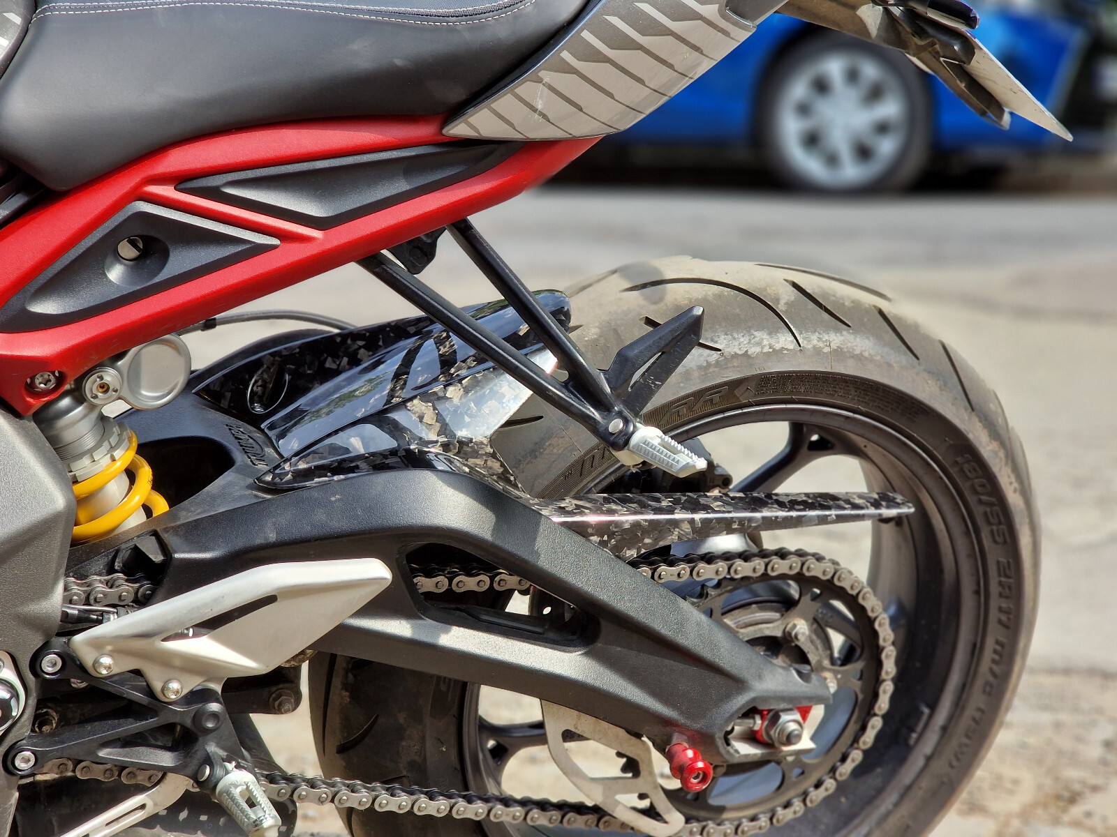 Lèche-roue en carbone forgé Triumph Street Triple 765 pour vos sorties sur circuit