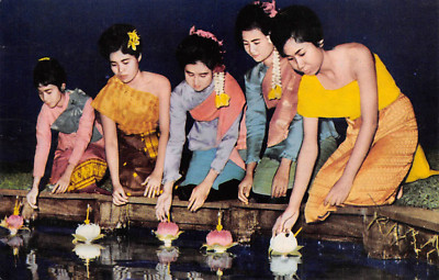 Thai Ladies ''Loy Krathong'' Festival Floating Flowers Loi c1950s Vintage Postcard