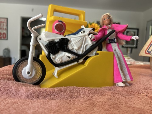 Mono rosa Derry Daring Doll 1974, Evel Knievel Friend, 7" Daredevil