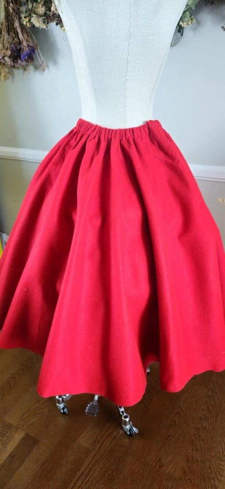 Falda "caniche" roja con temática musical hecha a mano Foto 4 de 4