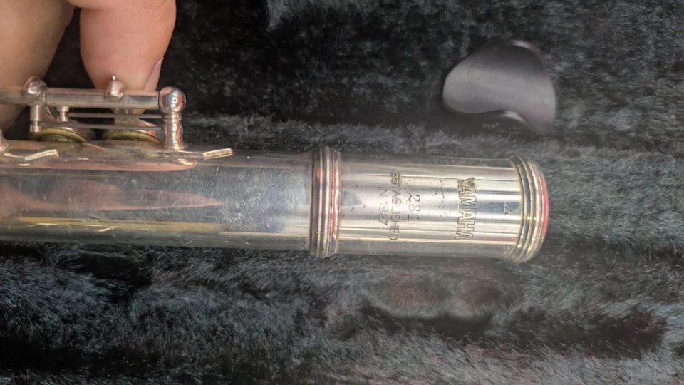 Flauta Yamaha modelo 281 furo aberto com estojo – Estado decente - Imagem 2 de 4