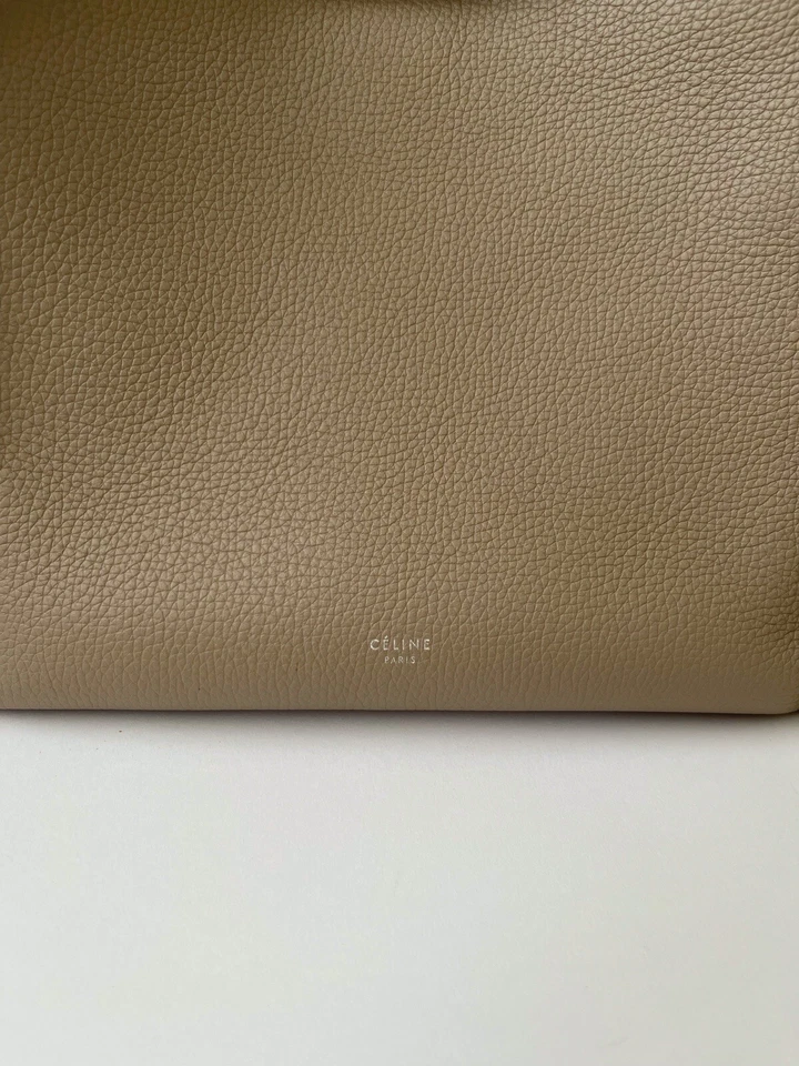 Bolso grande pequeño Celine de piel de becerro granulada en color topo claro Foto 3 de 4