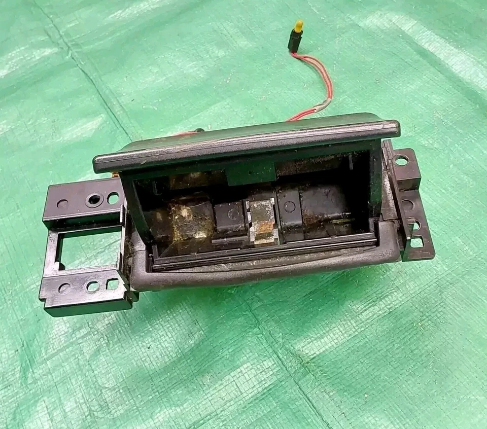 2003-2004英菲尼迪G35轿跑车中心控制台烟灰缸烟灰缸 — 第 4/4 张图片