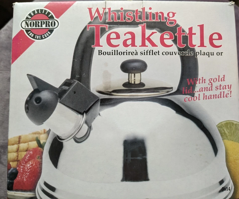 Tetera silbante de acero inoxidable Norpro nueva en caja Foto 2 de 4