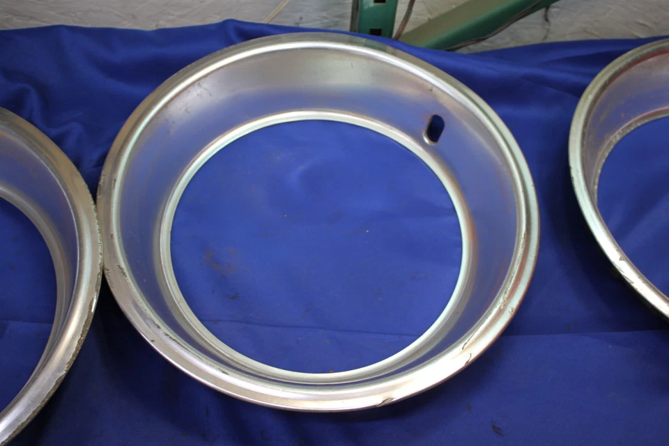 Montajes de anillos de moldura de rueda de aluminio originales Triumph TR6 Foto 3 de 4