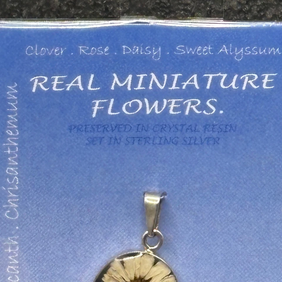 Colar de resina prata esterlina pingente margarida flor miniatura real FIORA Co - Imagem 4 de 4