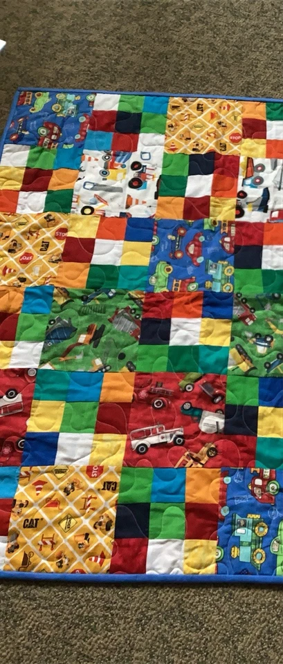 Edredón infantil artesanal, 35” X 41”. Camiones cuadrados y retazos de color Foto 3 de 4