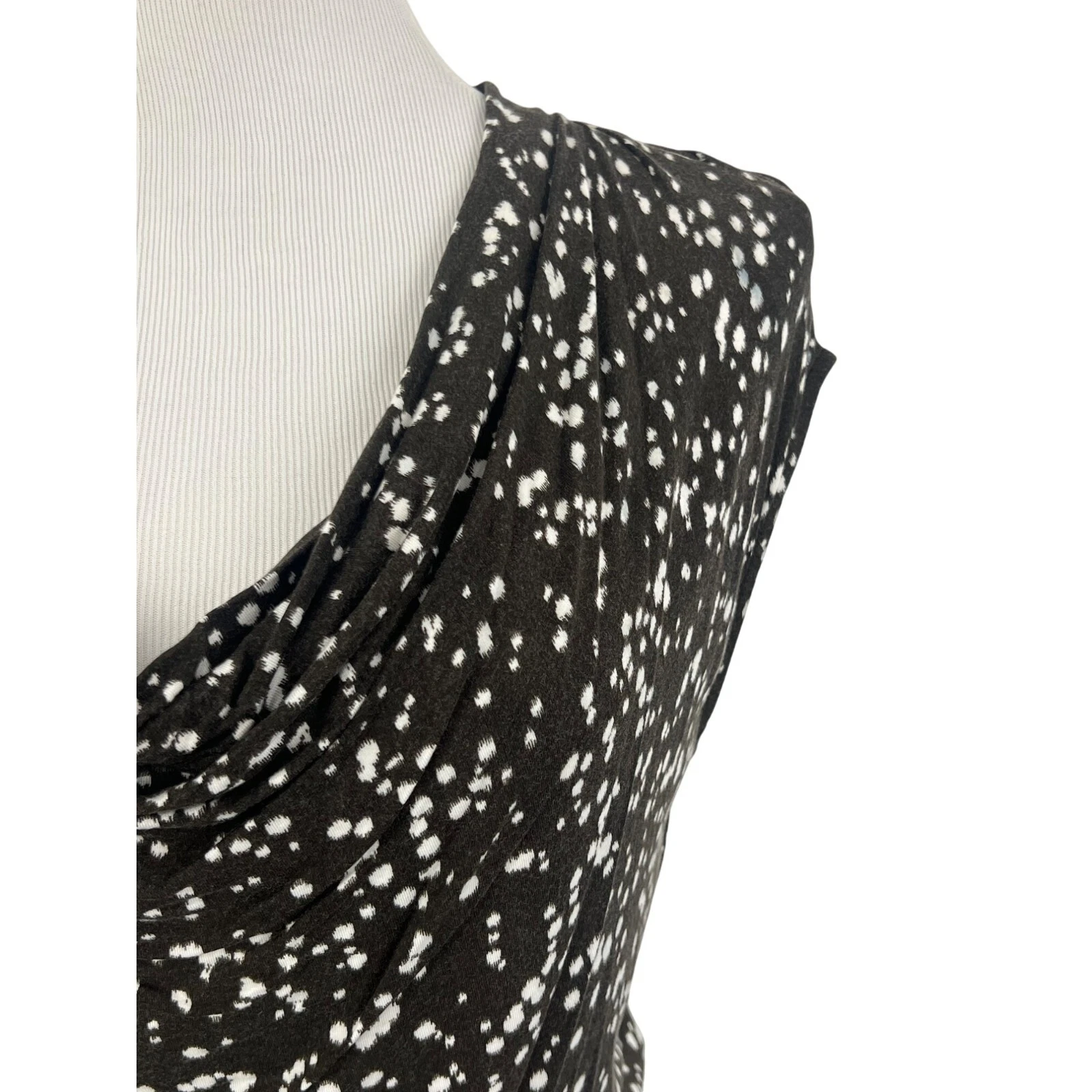 Abito MICHAEL Michael Kors marrone e bianco a pois schizzati scollo a cappuccio increspato