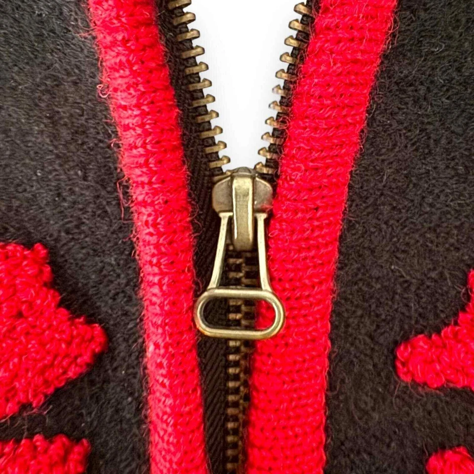 Cárdigan Suéter Coldwater Creek Lana Negra con Flor Bordada Roja Talla S Foto 3 de 4