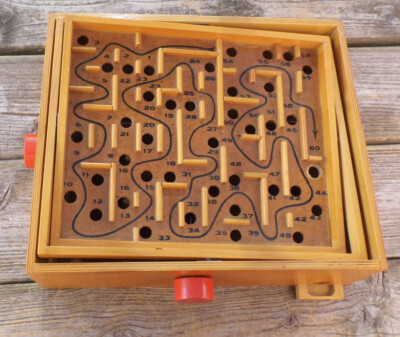 Geschicklichkeitsspiel:   älteres Labyrinth aus Holz - Maße: 34 x 29 x 10 cm