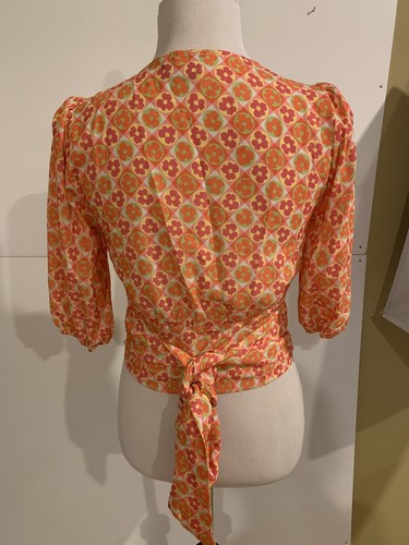 ASOS Design Tee-Bluse mit Knopfleiste und Volumenärmeln. Blumen NEU Größe 4. - Bild 4 von 12