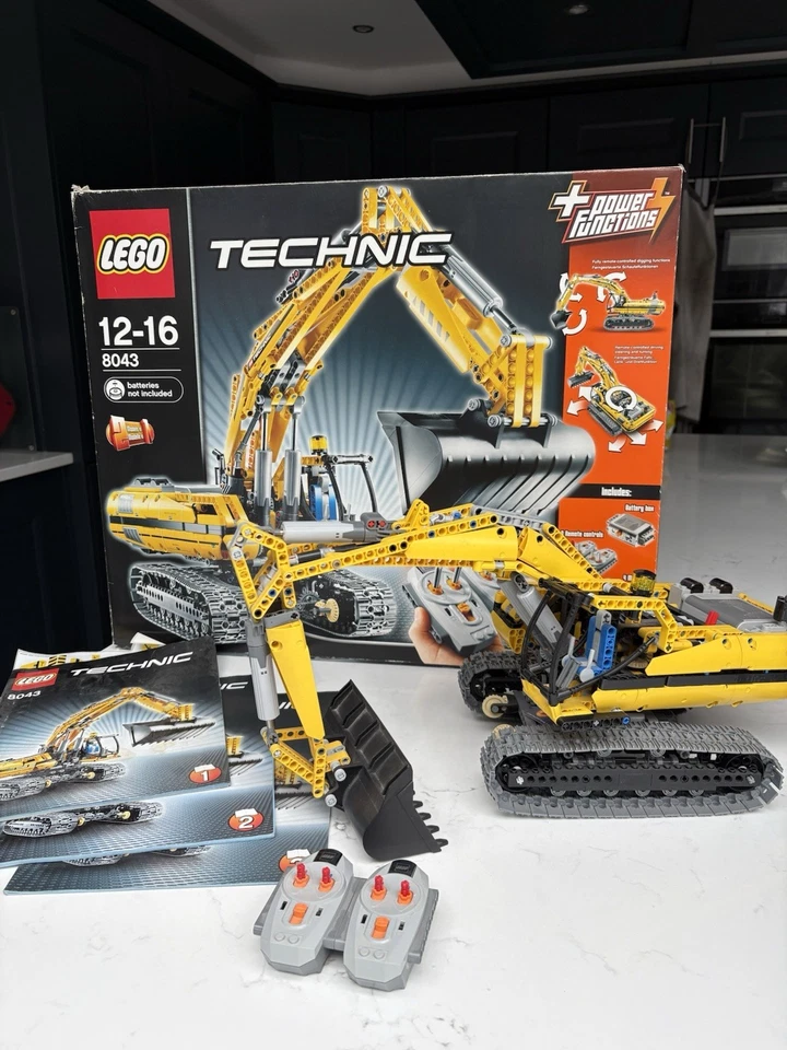 LEGO Technic 8043 Motorized Excavator, photo 1 of 5