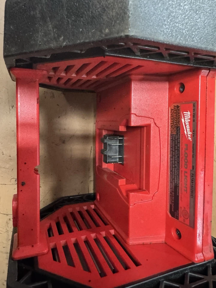 Milwaukee 2361-20 Flood Light (tool Only). River  - Image 4 of 4