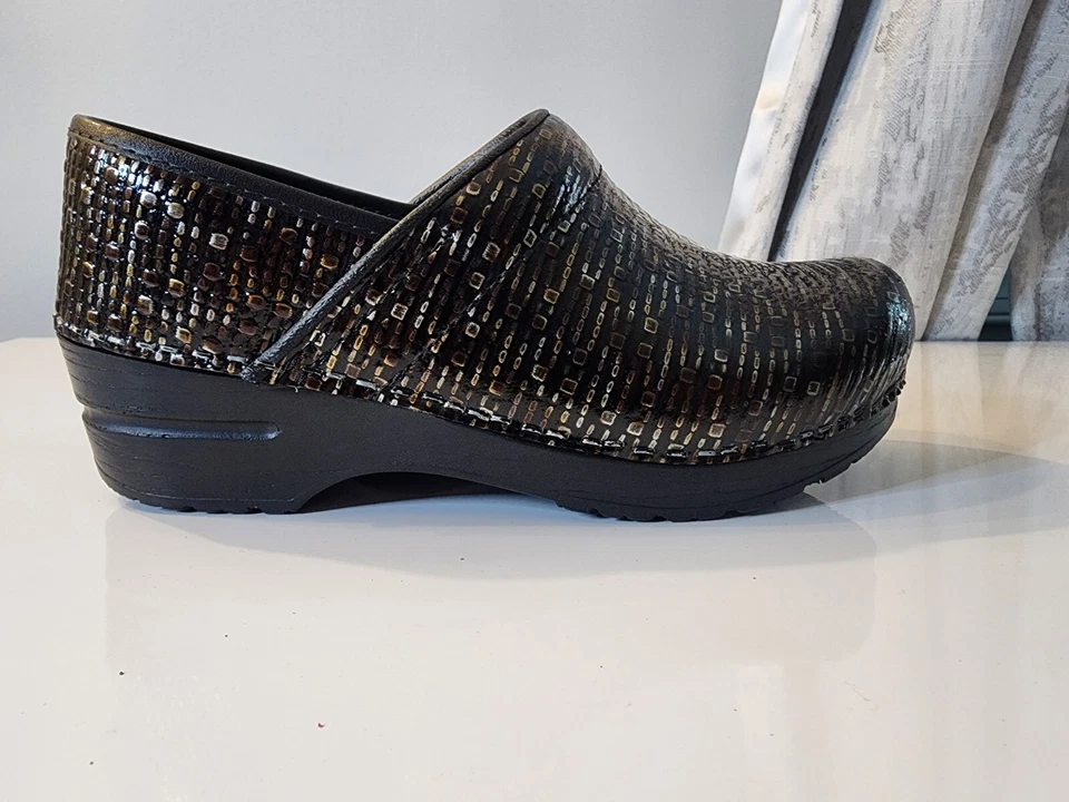 Zuecos de enfermería Sanita con patrones geométricos zapatos de cuero para mujer talla 36 EE. UU. 5 Foto 2 de 4
