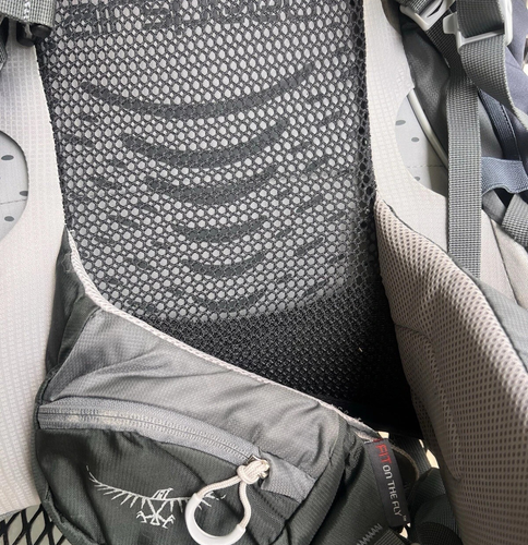 EXCEPTIONAL CONDITION Osprey Atmos 50 Men’s S 16-19” Backpack Black Gray $279 - Picture 4 of 9