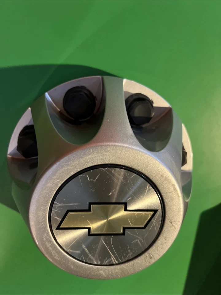 Chevy Silverado 3500 HD DRW 2007-2010 tapa central trasera plateada OEM PN9597536 Foto 4 de 4