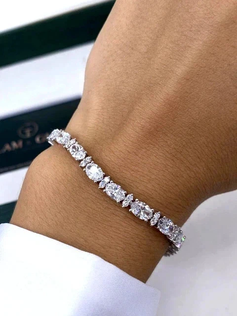 Brazalete de tenis para mujer de diamantes creados en laboratorio de corte ovalado de 15 quilates enchapado en oro blanco de 14 quilates Foto 4 de 4