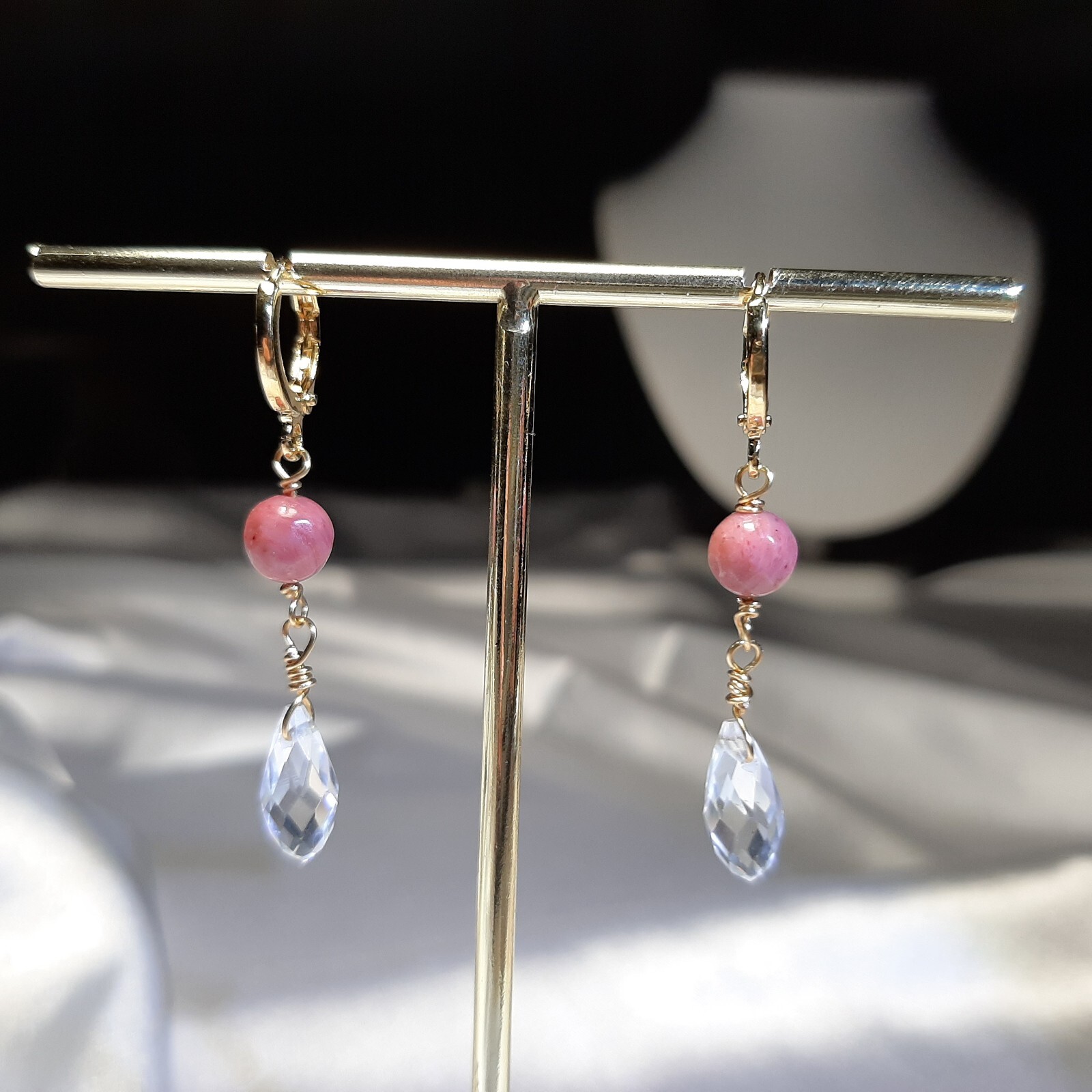 Boucles d'oreilles en rhodonite rose et cristal blanc pour illuminer vos tenues