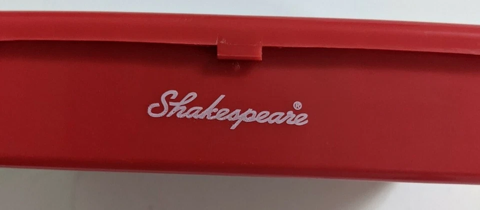 Caja de aparejos de plástico pequeña Shakespeare Marvel Ultimate Spider-Man (plástico) Foto 3 de 4