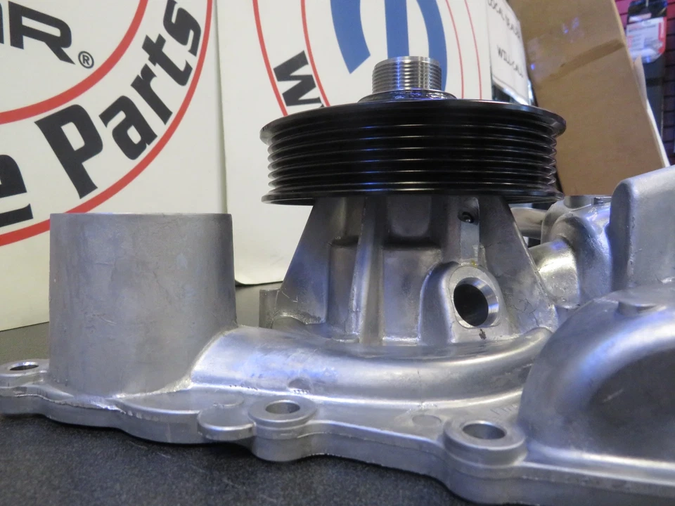 Bomba de agua Dodge Ram 2500-5500 6,4 L nueva OEM MOPAR Foto 4 de 4