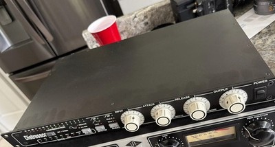 Universal Audio Empirical Labs EL8 Distressor 2-Channel Analog 2U VU