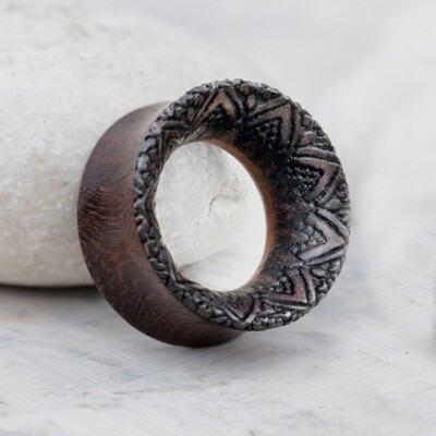PAIR CONCAVE SONO WOOD ORNATE CARVING TRIBAL Tunnels Gauges PLUGS EARRINGS