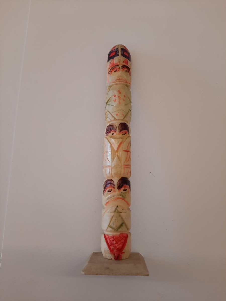 置物 Buffalo Bone Totempole Native American Indian Totem Pole with Buffalo, Bear and Fox