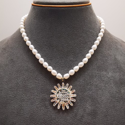 Perla Mabe Natural con Base de Metal de Oro Sólido de 18 quilates Estampada y Cierre con Diamantes - Imagen 3 de 23