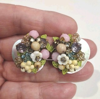 Vintage Gold Tone Flower Rhinestone MOP Cluster Clip On Earrings 1” F55