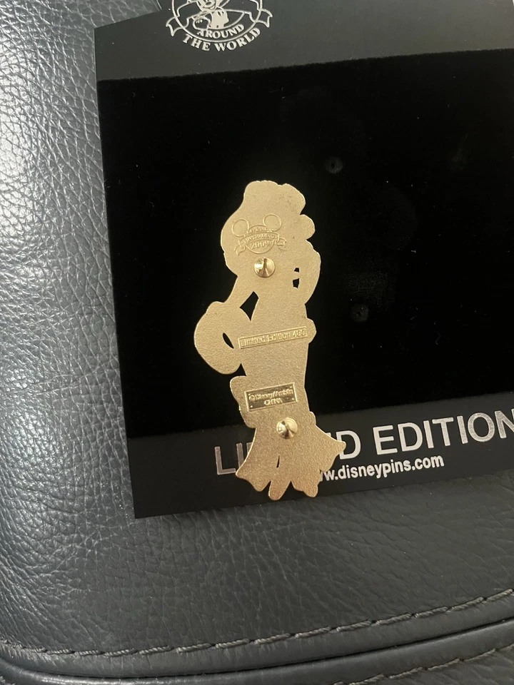 Pin de Natal JUMBO Disney Shopping Jessica Santa's Helper Holiday LE 400 raro - Imagem 2 de 2