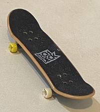 Tech Deck Mini Skateboard Fingerboard - Martinez Creature