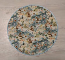 rundes Ostern Deckchen ca. 39 cm mit Satinband in hellblau