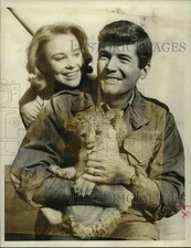1966 Press Photo Actor Yale Summers with Co-Star and Tiger Cub - sap39479