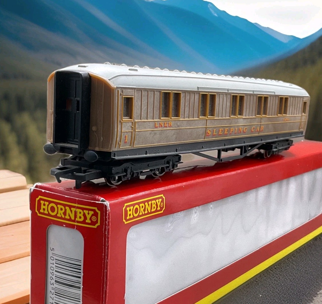 Boxed Hornby R4064A LNER Teak Sleeper Car Coach 1261 OO Gauge