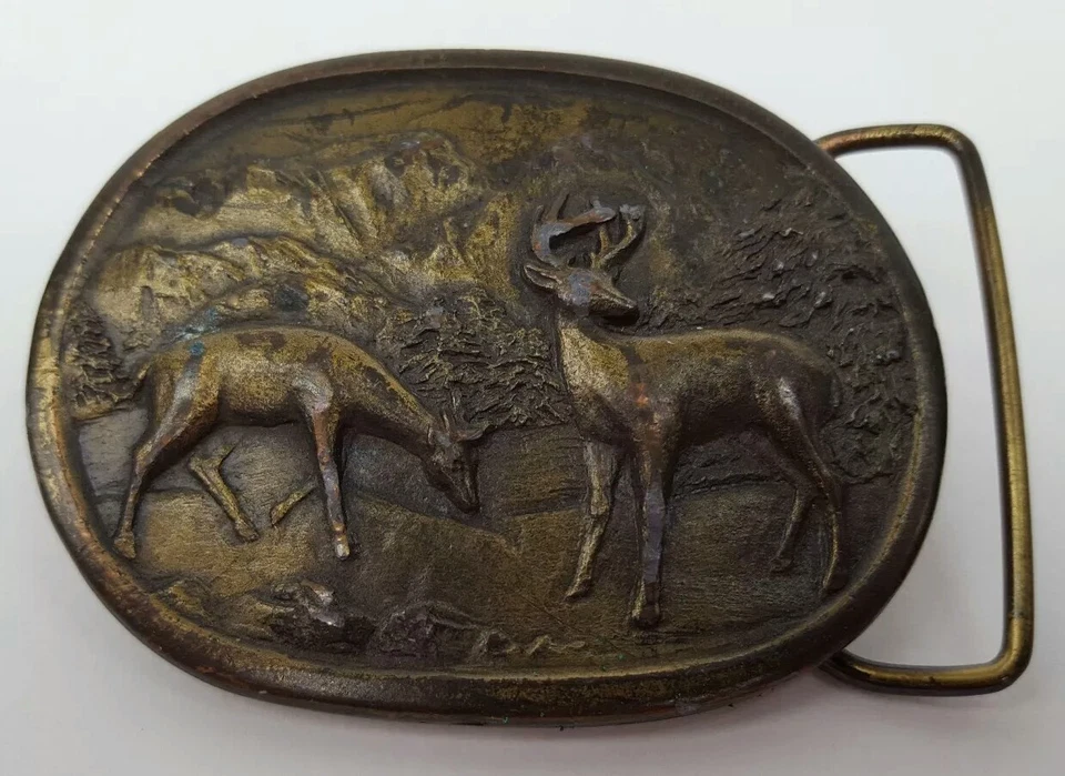 Hebilla de cinturón vintage Indiana Metal Craft Buck & Doe cola blanca ciervo tono latón en muy buena condición Foto 3 de 4