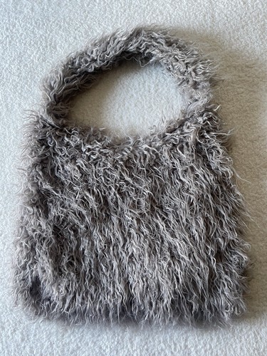 URBAN OUTFITTERS Gaia Shaggy, borsa a tracolla in pelliccia sintetica, tortora nuova senza etichette - Foto 1 di 8