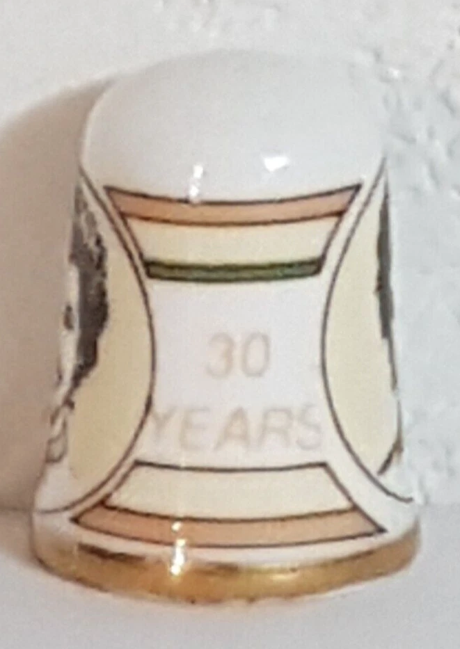 Vintage Caverswall Princess Diana 30 Years Thimble Handmade Stamp England W/box - Imagem 4 de 4