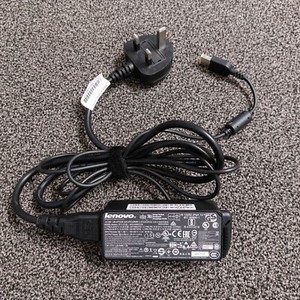 ORIGINAL LENOVO LAPTOP LADEGERÄT RECHTECKIGE SPITZE 20V-2,25A, 45W MIT NETZKABEL