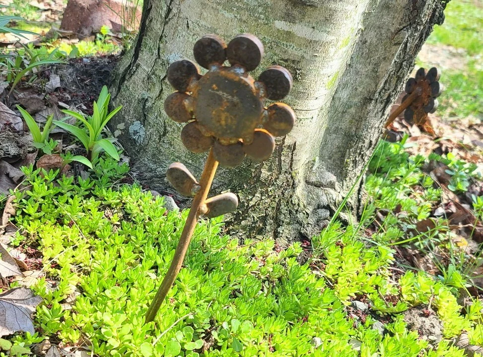Metal Yard Art Garden Decoration Recycled Rustic Welded Flower Ornaments