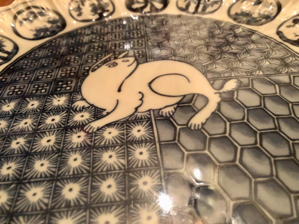 Par de pratos antigos japoneses de coelho azul e branco Arita – Era Meiji (ca.1890-1 - Imagem 3 de 4