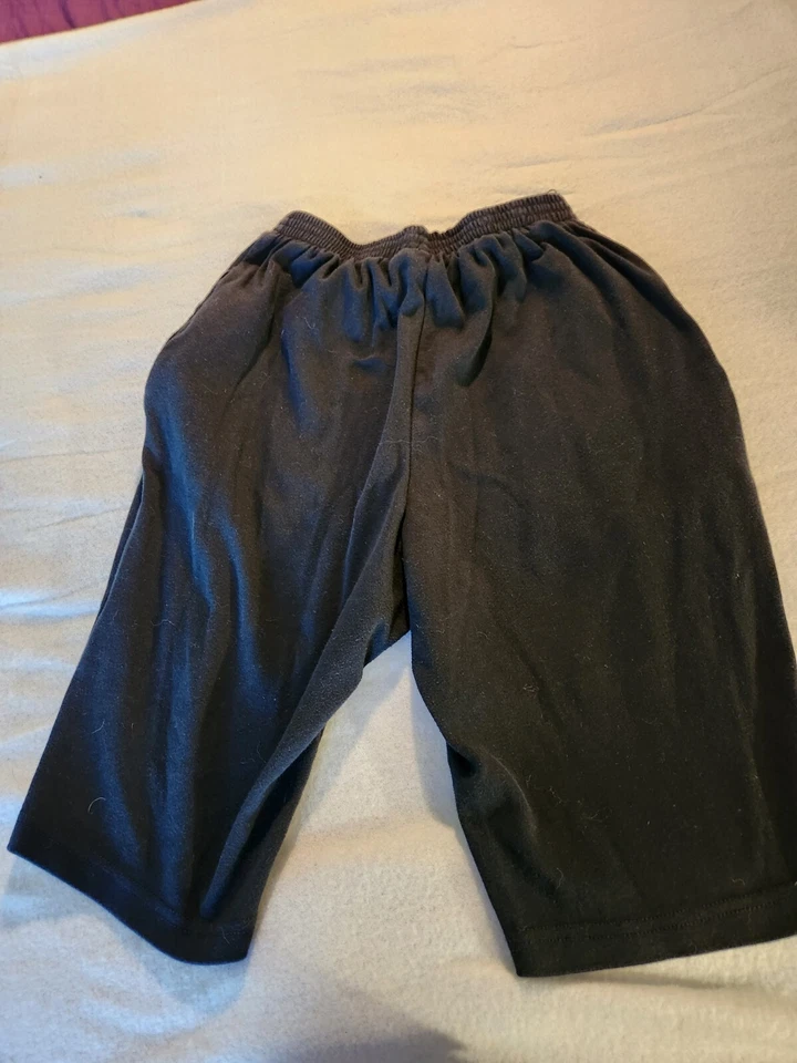 Pantalones cortos deportivos Roaman's para mujer talla pequeña negros tejidos capri cintura elástica Foto 4 de 4