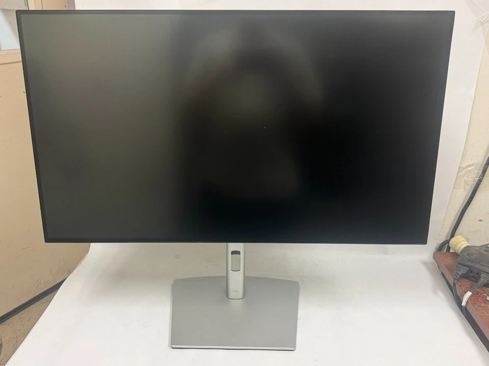 Dell UltraSharp U3223QE 31.5-Inch 4K UHD LCD Monitor 16:9 Black Silver - Image 2 of 4
