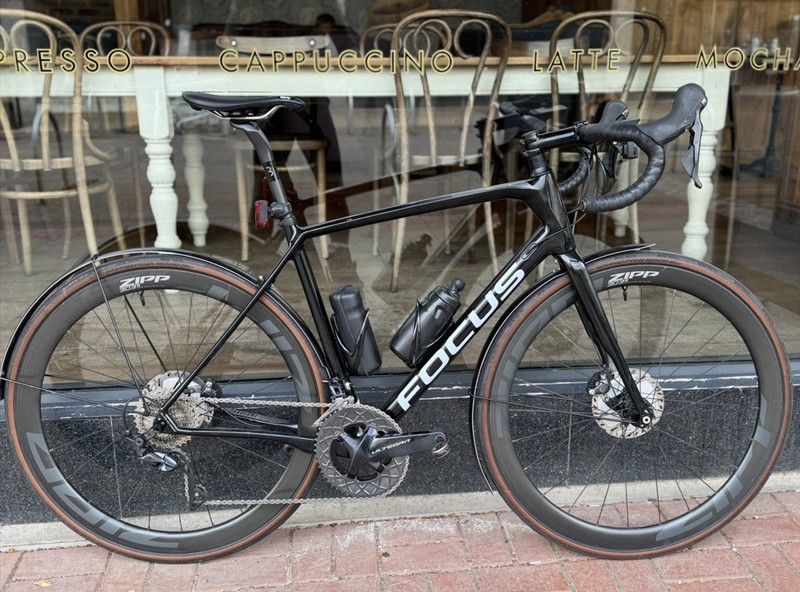 Focus Paralane 8.9 Carbon Disc All Road Bike - Ultegra disc & Zipp 303s Wheels