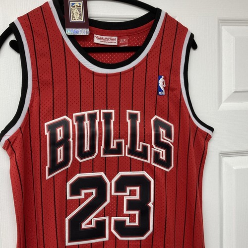 Mitchell & Ness Chicago Bulls Michael Jordan #23 1995-96 Swingman Jersey 36 (S)
